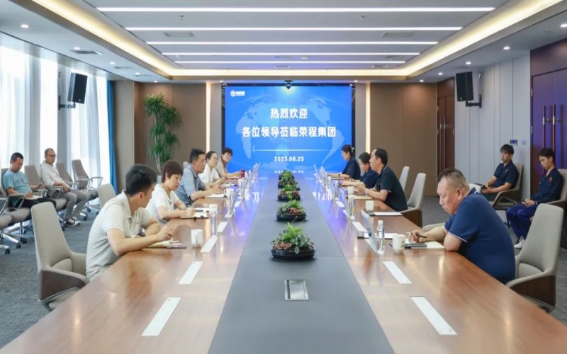 津南區(qū)副區(qū)長薛彤一行到訪榮程集團(tuán)就企業(yè)生產(chǎn)運行、科技攻關(guān)等調(diào)研服務(wù)